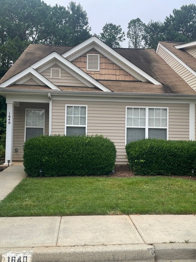Building Photo - Charming End-Unit Townhome with Prime Loca...