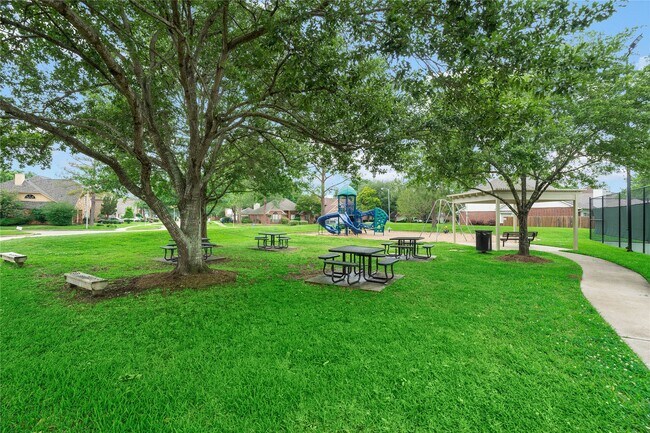 Building Photo - 18703 Evergreen Falls Dr