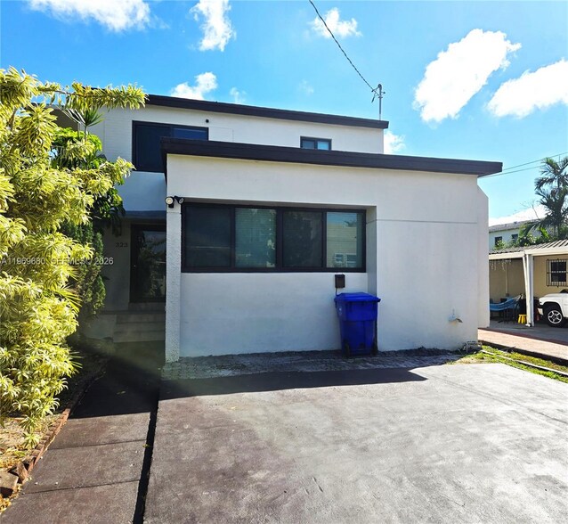 Building Photo - 323 SW 31st Ct