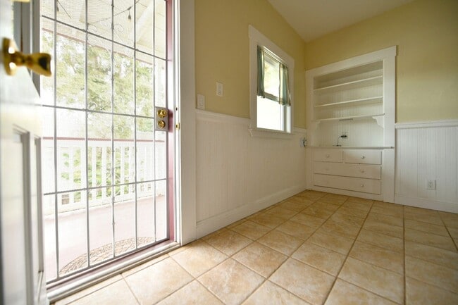 Building Photo - 1p716 - 3055-3061 Adeline Street