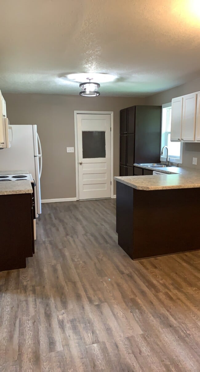 Kitchen - 4530 S Laura St