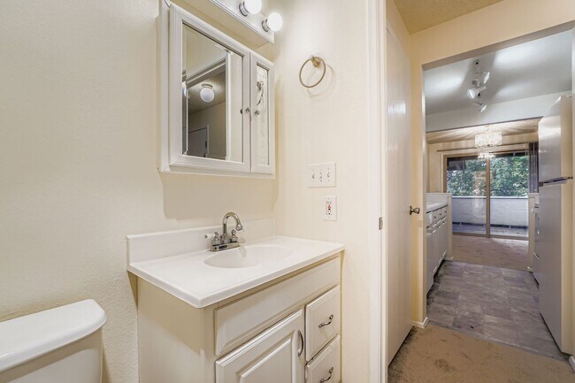 Building Photo - Top-Floor 1Bed/1Bath Apartment in Federal ...