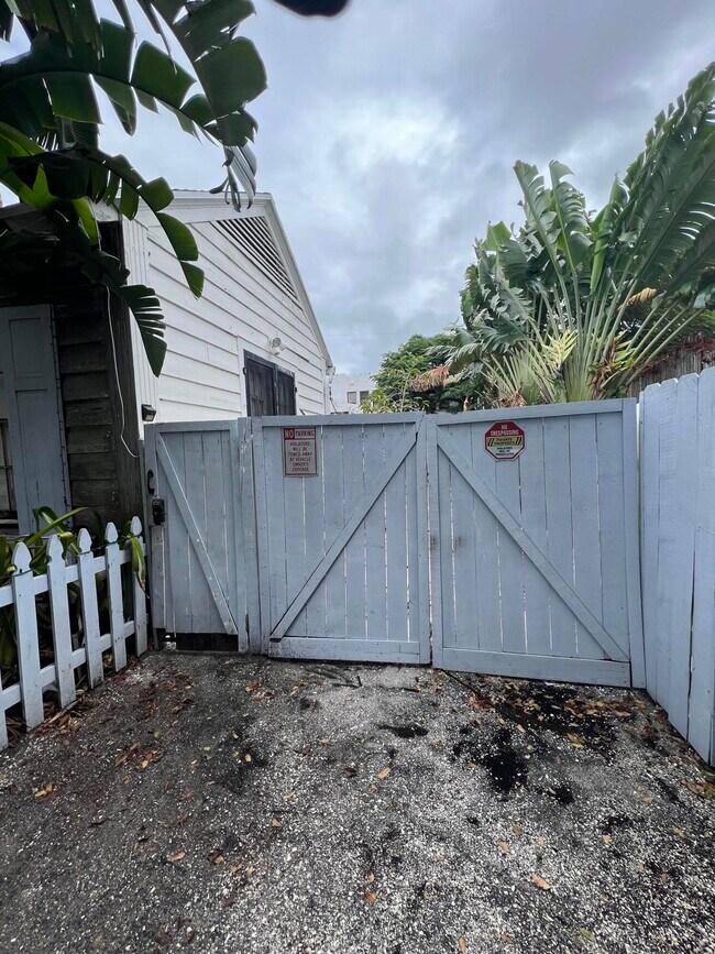 Building Photo - 318 S J St