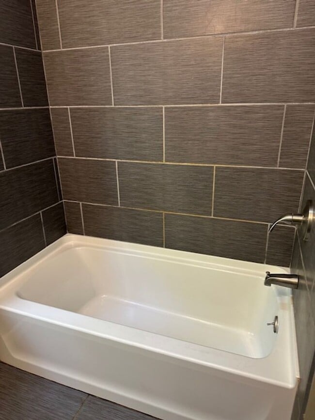 Building Photo - $250 OFF 1ST MONTH RENT! Charming 2-Bedroom Home in the Heart of Fairport Available Now