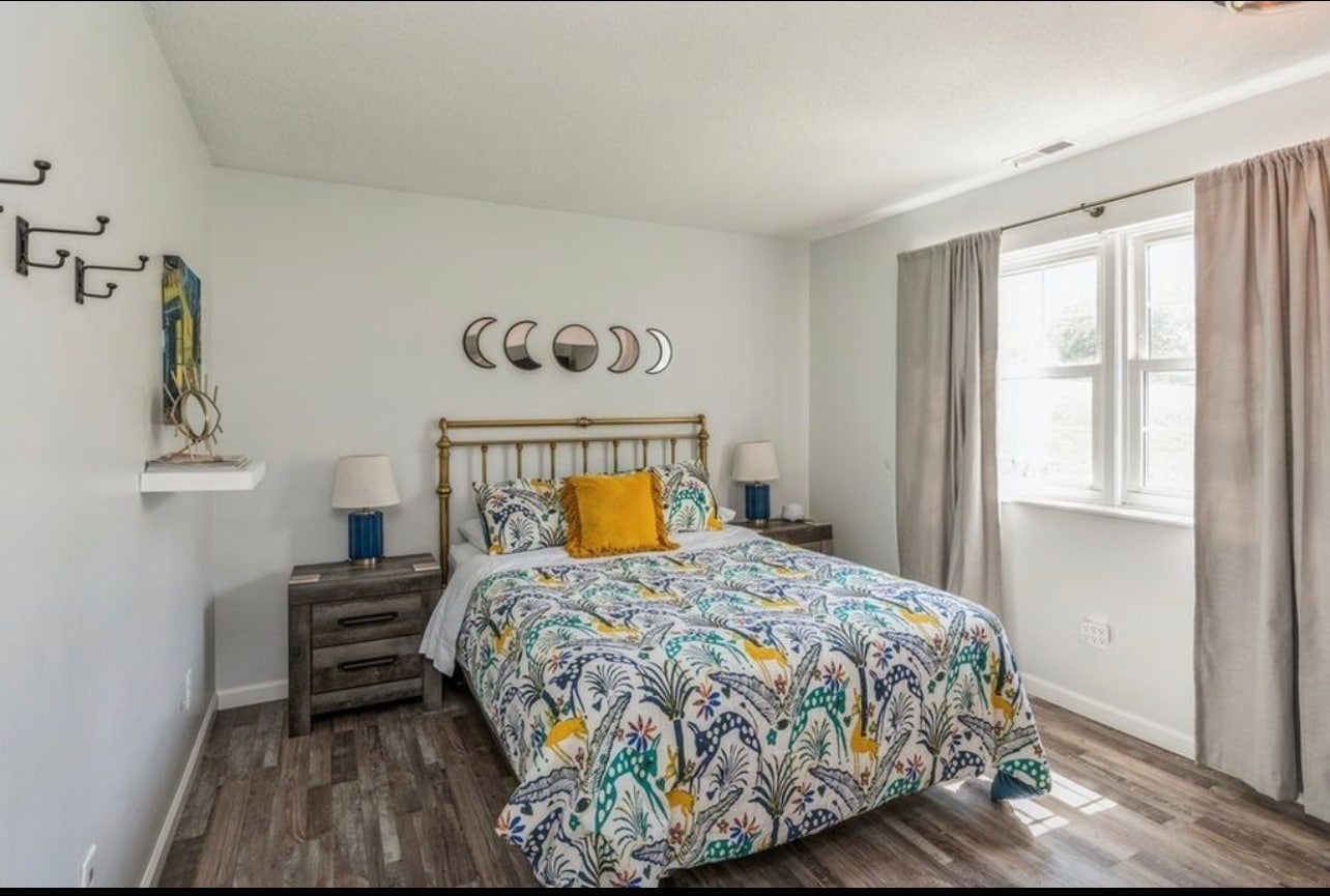 Building Photo - 1100 E 6th St