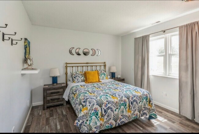 Building Photo - 1100 E 6th St