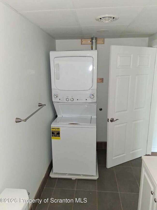 Building Photo - 104 Hill St