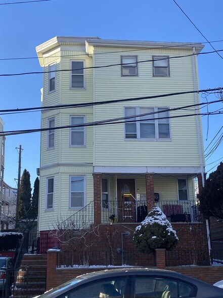 Building Photo - 44 Temple St