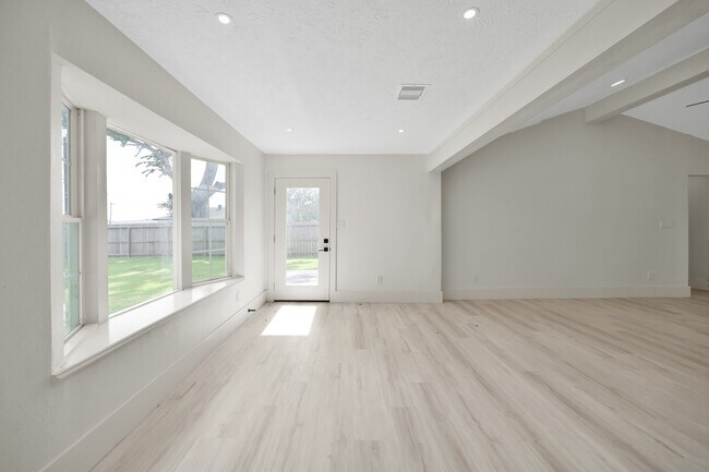 Building Photo - 6026 Willowbend Blvd
