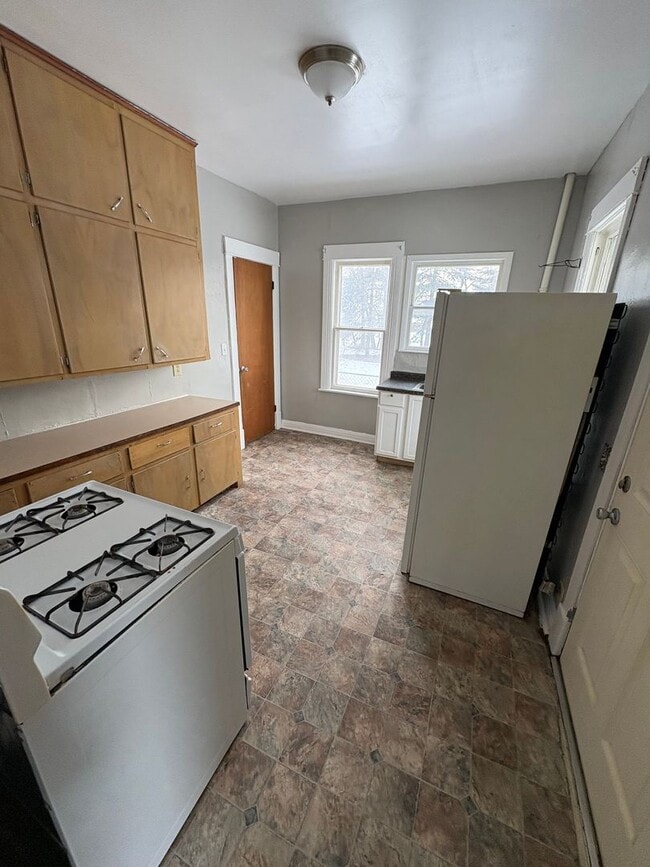 Building Photo - 2 bd 1.5 bath single family home