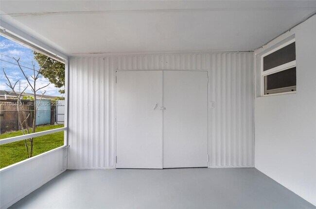 Building Photo - 27 Suffolk Ave