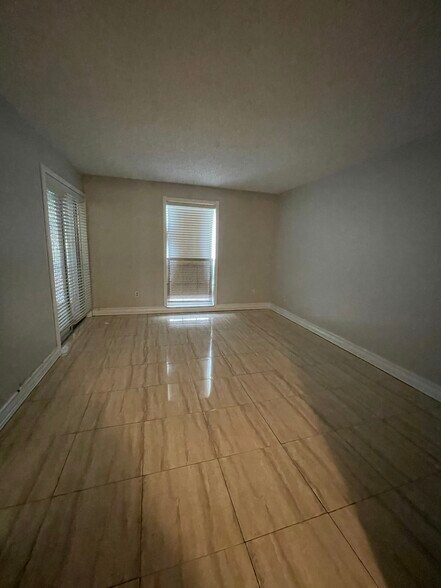 Building Photo - 661 N University Dr