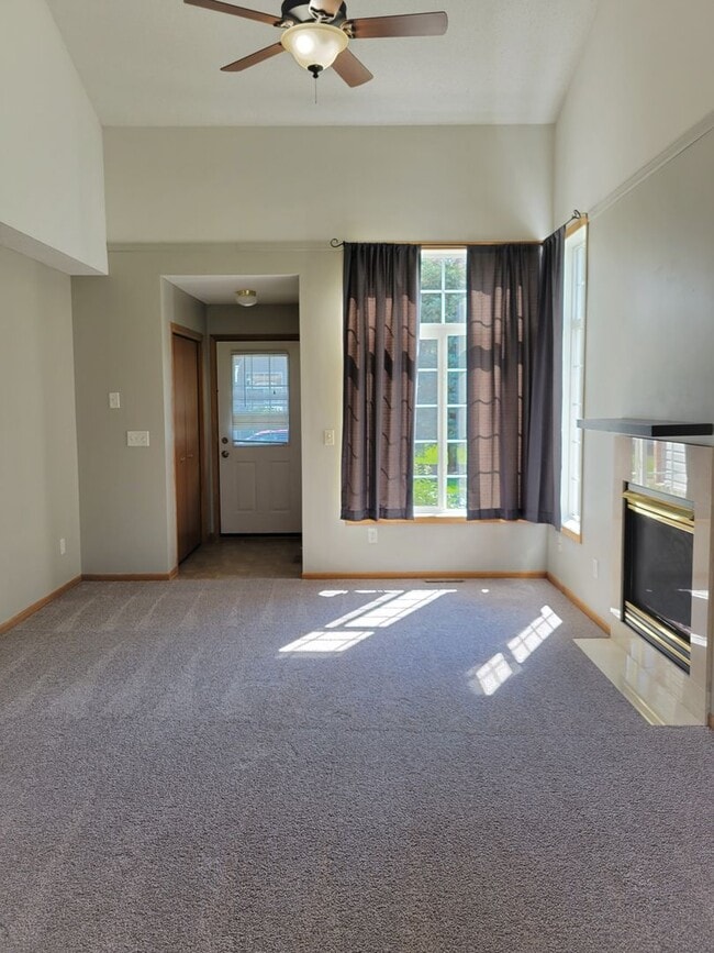 Building Photo - Spacious End Unit Townhouse