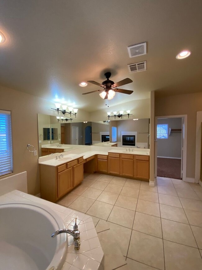 Building Photo - Beautiful 5 bed/3 bath home located in Hen...