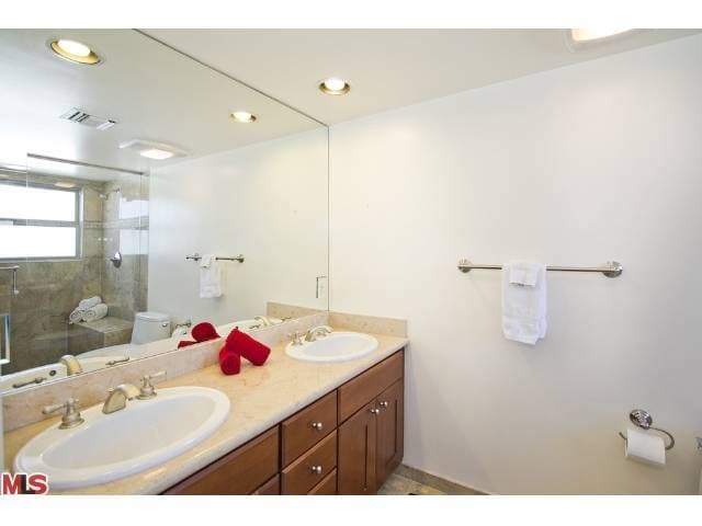 Master bathroom - 1621 Barry Ave