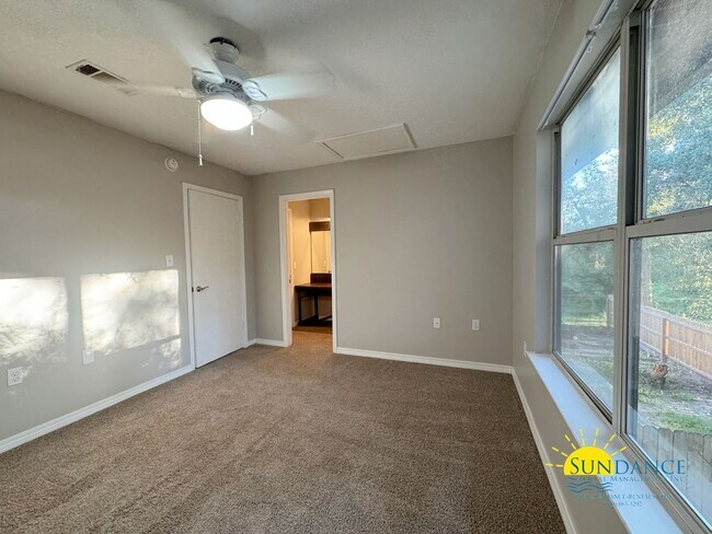 Building Photo - Gorgeous 3 Bedroom Home in Fort Walton Beach-near Hurlburt Field!