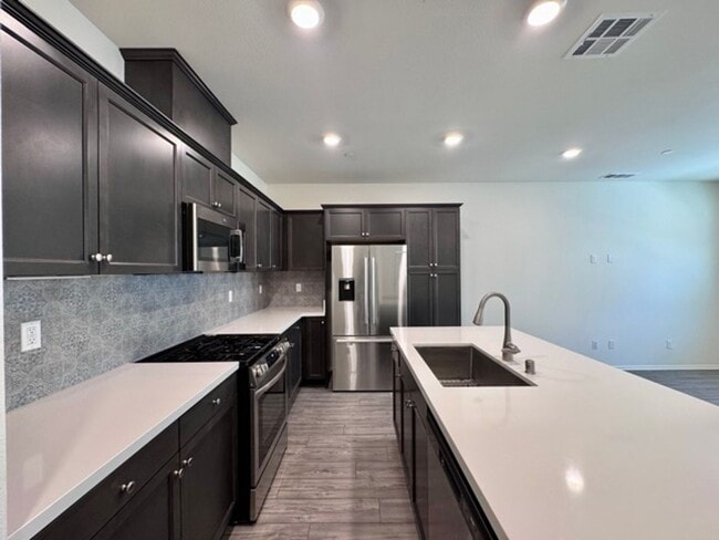 Building Photo - Spacious 3 Bedroom, 2.5 Bathroom Townhome ...