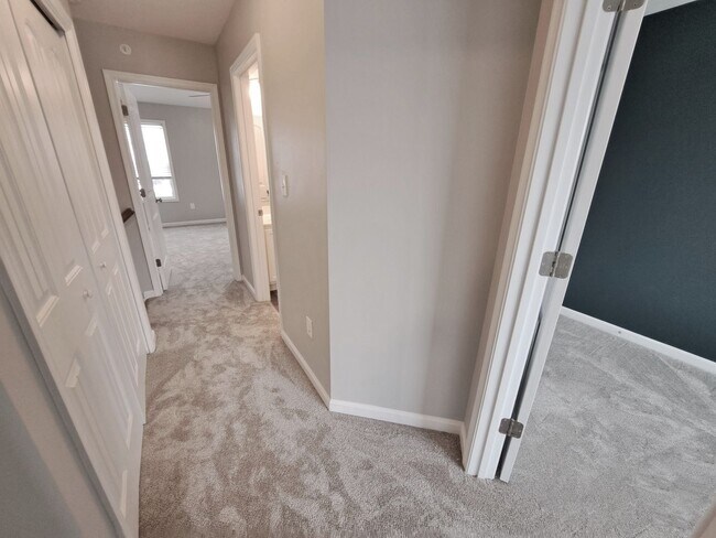 Building Photo - 3 Bed / 2-1/2 Bath  Single Family Town Home w/Attached1 Car Garage