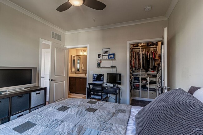 Building Photo - 2 Bed, 2 Bath Condo Bathed in Natural Light