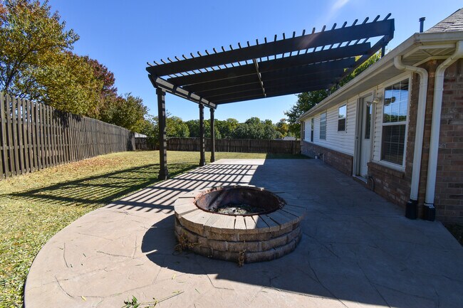 Building Photo - 701 Earls Ct