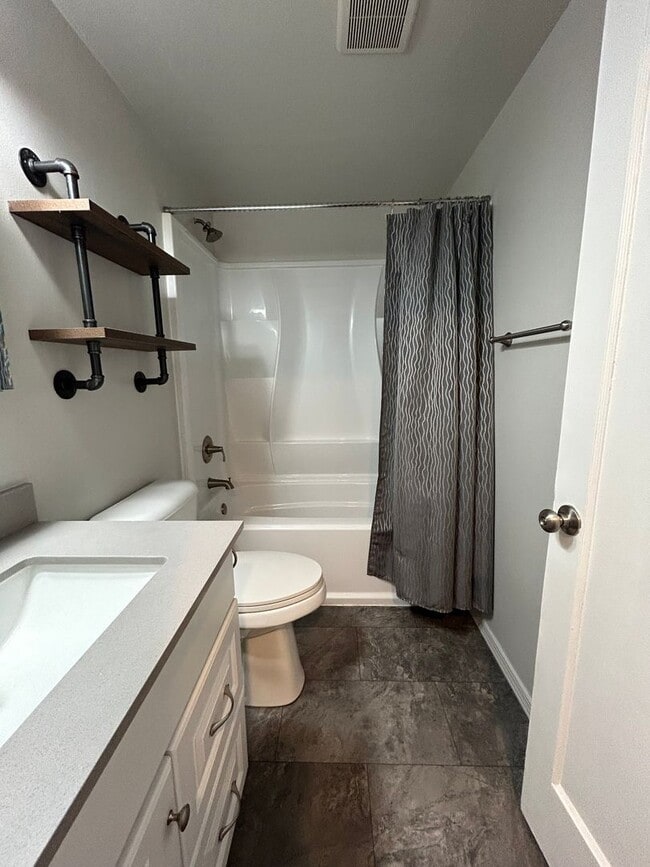 Building Photo - Updated Charmer