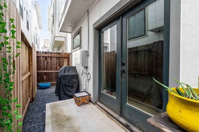 Building Photo - 1747 Ojeman Spring Ln