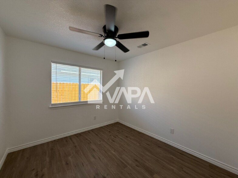 Building Photo - 5823 Midcrown Dr