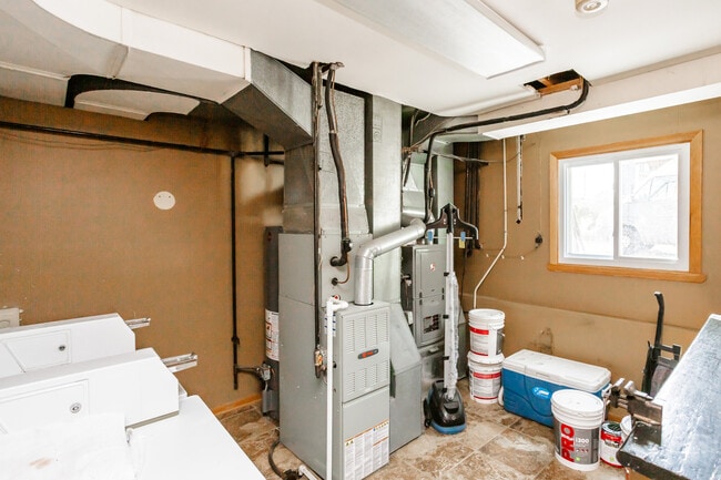 Building Photo - 7840 Cronin Ave