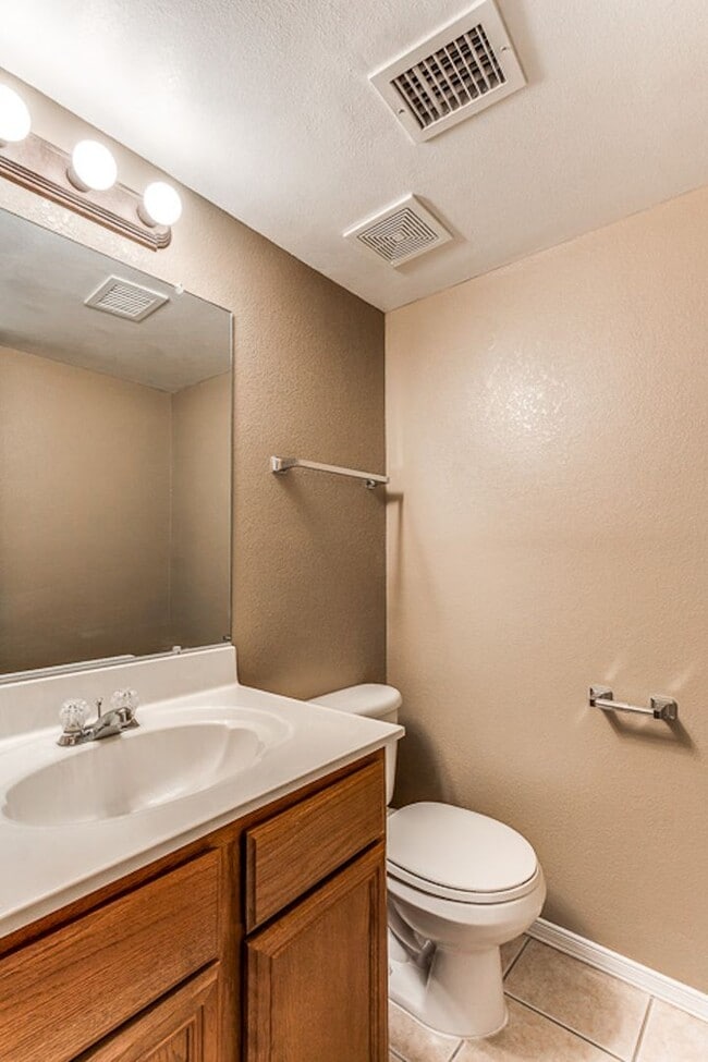 Building Photo - Charming 3-bedroom, 2.5-bathroom Home loca...