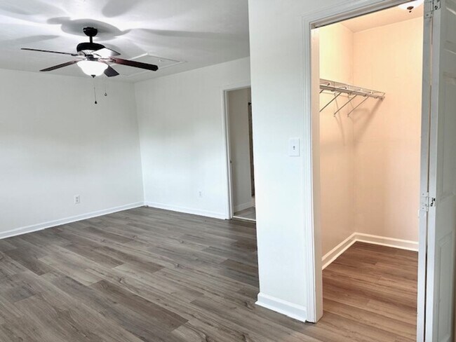 Building Photo - LIVE IN THE HEART OF FOREST ACRES