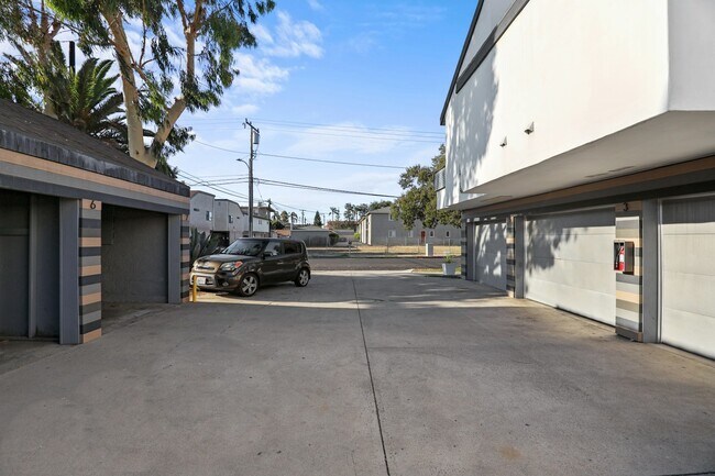 Building Photo - 850 N Van Ness Ave
