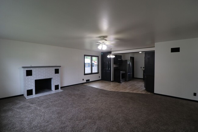 Building Photo - Spacious home for rent!