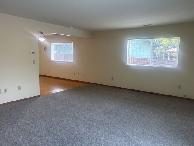 Building Photo - 2149 Woodcrest Ct