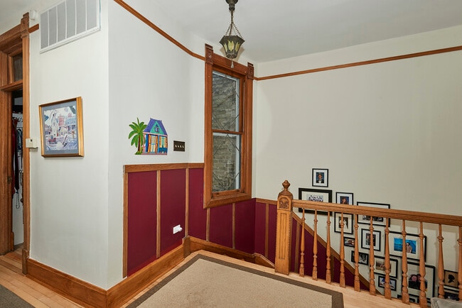 Building Photo - 1049 N Hoyne Ave