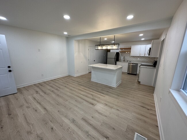 Building Photo - 519 Elgin St