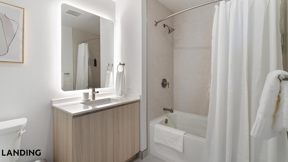 Building Photo - 513 S Damen Ave