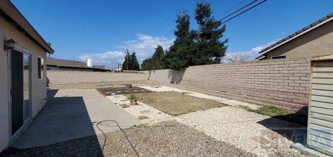 Building Photo - A Comfortable Home awaits the right Tenant!
