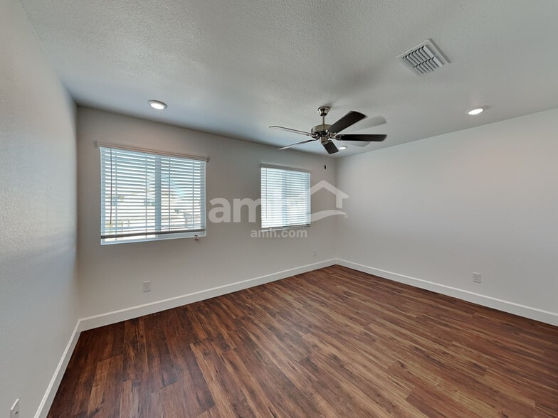 Building Photo - 6622 S 42nd Ln