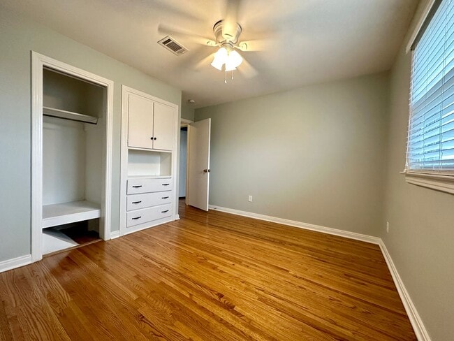 Building Photo - Remodeled beauty in Charolette Park