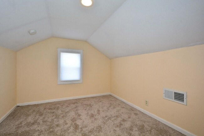 Building Photo - Beautiful 4-Bedroom, 1-Bathroom Home Available Now in NE Minneapolis!