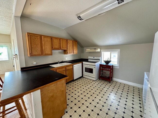 Building Photo - 107 E Bridge Ave