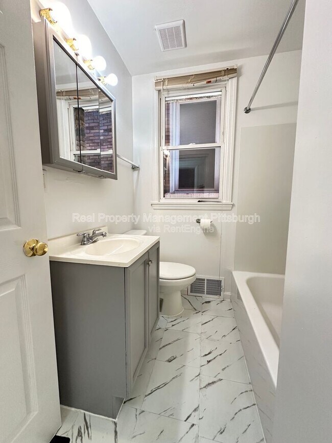 Building Photo - 822 Collins St