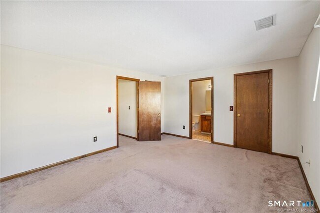 Building Photo - 17 Oak Forest Dr