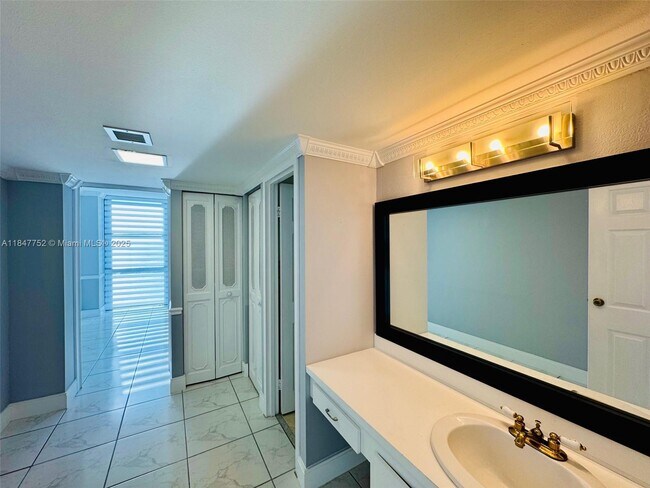 Building Photo - 3625 N Country Club Dr