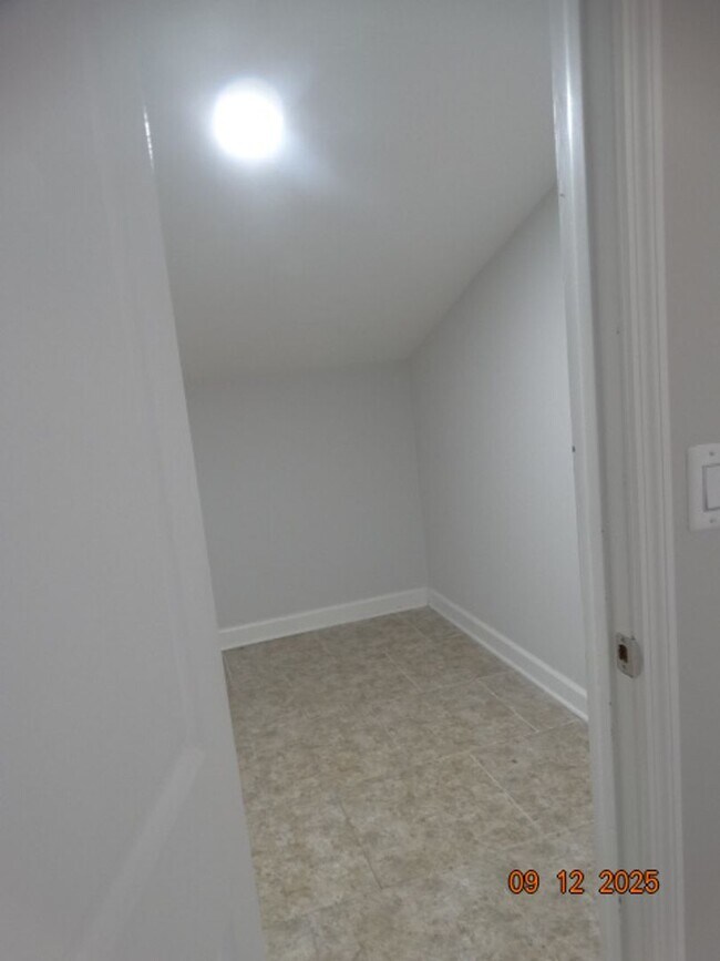 Building Photo - 1325 Greendale Ave