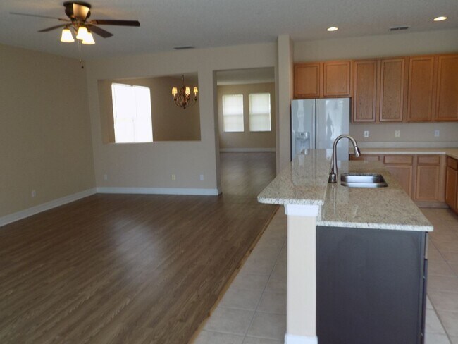 Building Photo - BEAUTIFUL 3 BEDROOM, 2 BATH, 3 CAR GARAGE ...