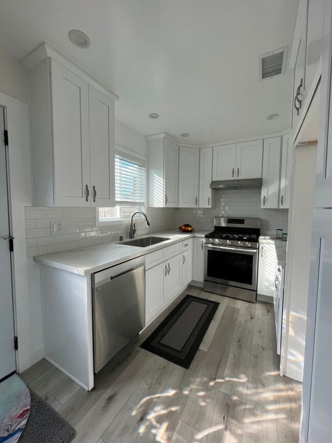 Building Photo - 2BR ADU w/dishwasher, in-unit laundry + ou...