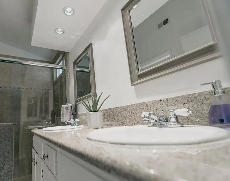 Building Photo - 15656 Carrousel Dr