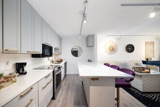 Building Photo - Beautifully Updated 2 Bedroom Condo with Optional Furniture!