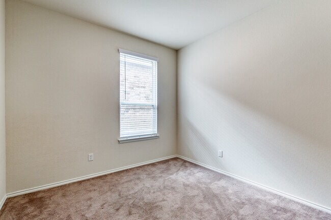 Building Photo - 13907 Knob Crk